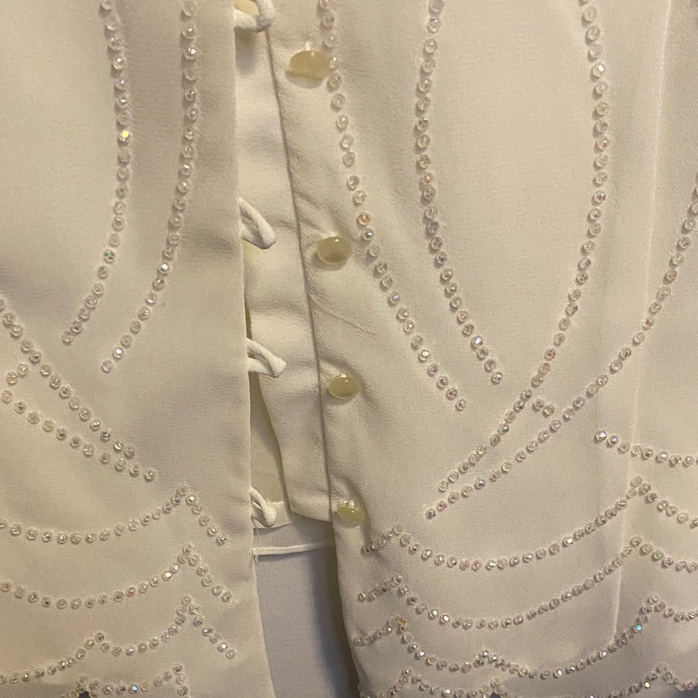 Elegant Cream Blouse with Delicate Detailing - Picture 6 of 7